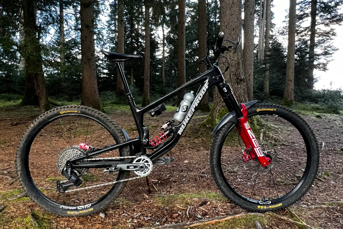 Nukeproof Giga 290 2026 auf Enduro-Trail in der Schweiz