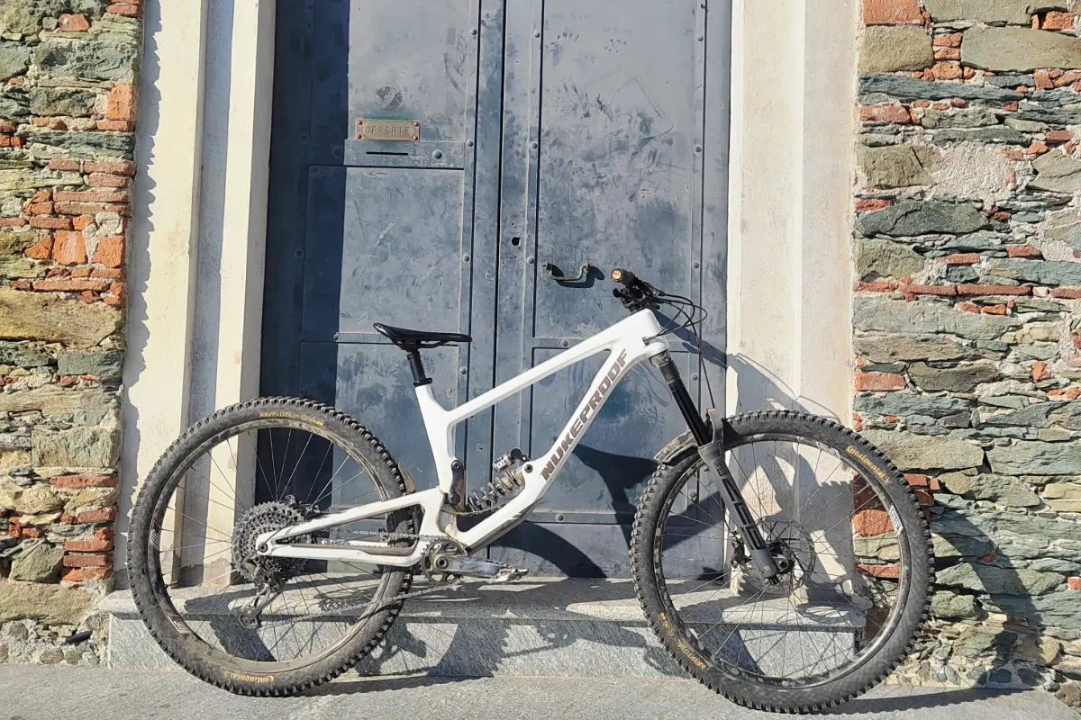 Nukeproof Giga 2026 Super-Enduro Bike im Stand