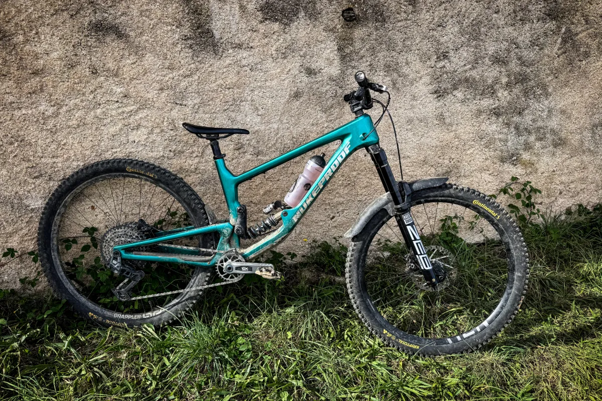 Nukeproof Giga 297 2026 Custom Bike mit EXT Dämpfer und E-Thirteen Sidekick im Stand.