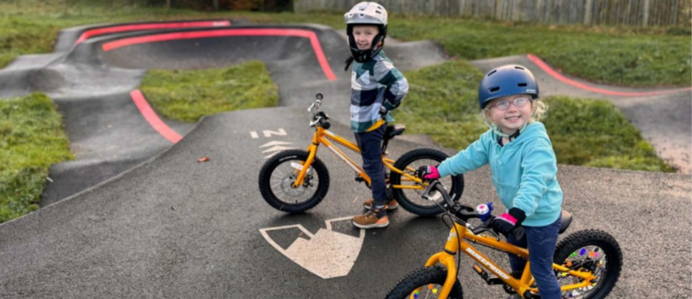 Nukeproof Kinder Mountainbikes in der Ostschweiz auf dem Pumptrack